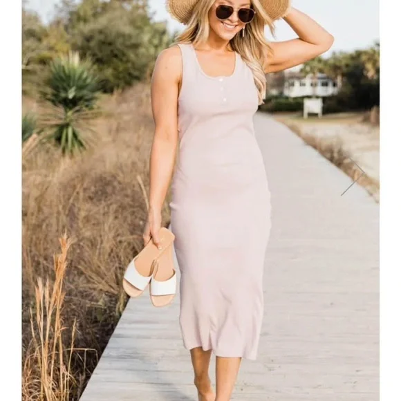 Elegant Pink Sleeveless Dress - Picture 1 of 9